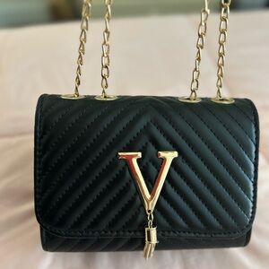 Elegant Black Quilted Handbag with Gold Chain